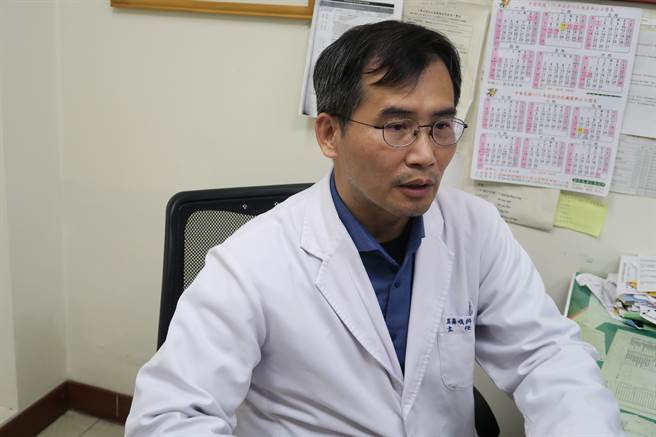 彰化醫院耳鼻喉科主任許嘉方呼籲，若口腔內黏膜、舌頭因為假牙、真牙崩裂形成的尖銳角反覆刺激摩擦，舌破、嘴破超過2周反覆發生未痊癒，就應該趕快就醫檢查。（謝瓊雲攝）