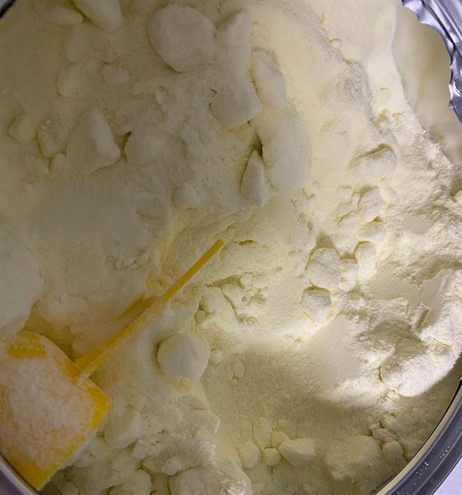 奶粉结块正常吗？内行人提供简易的判断办法，只要用汤匙拨拨看块状物就能辨好坏。（图／翻摄脸书社团Costco好市多商品经验老实说）