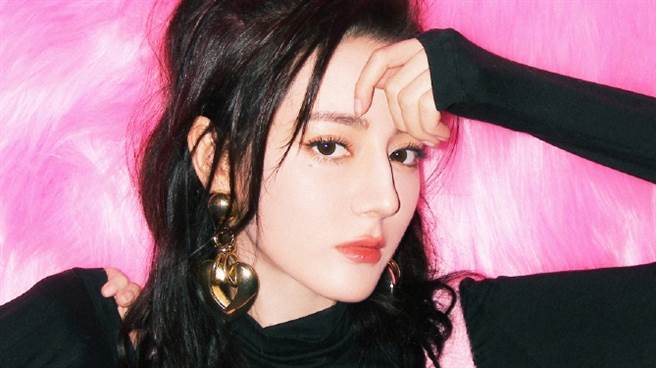 迪麗熱巴近日登上直播節目帶貨，但造型卻意外受到注意。（圖／微博@嘉行迪麗熱巴工作室）