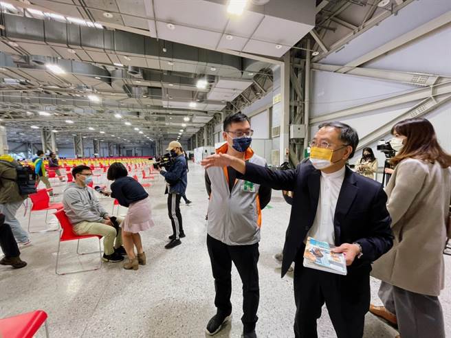 台北市在花博争艳馆开设莫德纳随到随打站，副市长蔡炳坤9日上午前往视察。（台北市政府提供／张立勋台北传真）