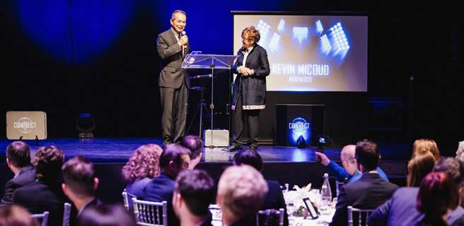 工研院獲法國HLF頒發「社會經濟發展與韌性獎」殊榮，由外交部駐法國副代表劉邦治（左）代表領獎。（工研院提供／羅浚濱新竹傳真）