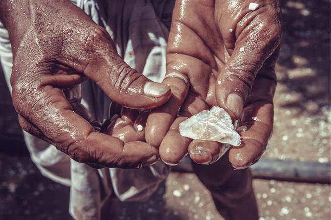 印度一名農民在礦場挖到價值600萬盧比(約新台幣220萬)的鑽石。(示意圖/達志影像)