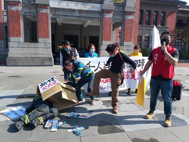消防員工作權益促進會與新竹市民代到新竹市政府前表達訴求，希望消防回歸專業。（邱立雅攝）