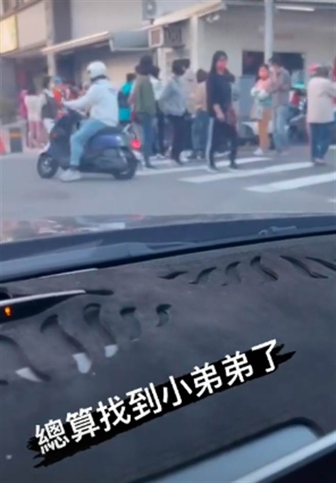 嘉义高中生丧父，只好在放学后到公园摆摊补贴家用，网红凤梨亲自前往现场捧场引发网友热议。（图／翻摄自凤梨IG,yi0107）