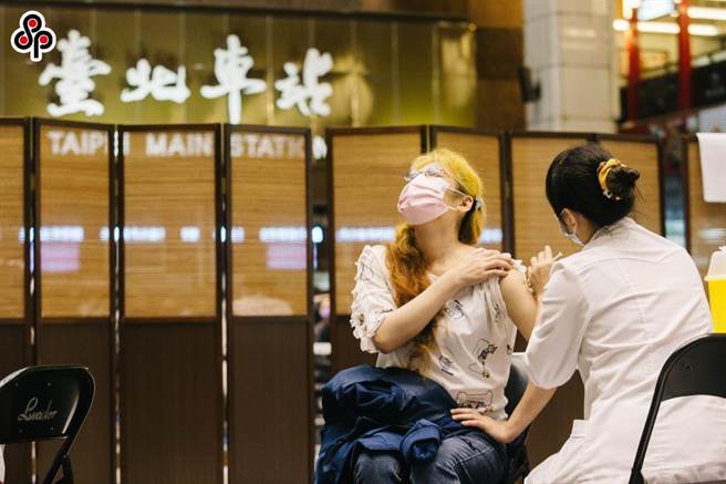 中央流行疫情指挥中心近期为了提升新冠肺炎疫苗接种率，约245.7万人要接种2剂明年才能提供劳务。（示意图／报系资料照）