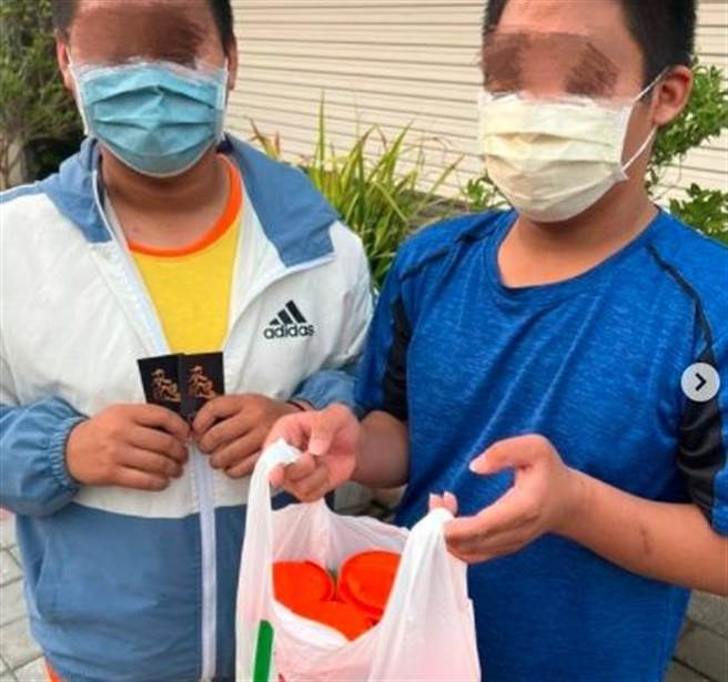 嘉义高中生丧父以后，为了补贴家用，只好把握放学后的时间到公园摆摊。（图／翻摄自凤梨IG, yi0107）