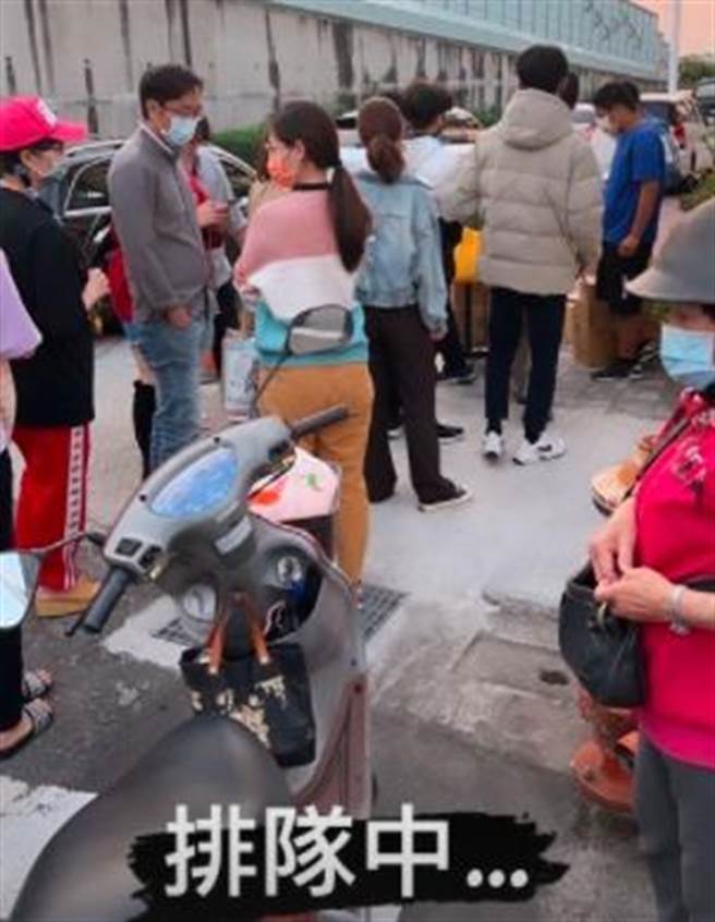 嘉义弟丧父公园摆摊苦撑家计，网红凤梨开车寻人的举动暖哭网友。（图／摄自凤梨IG）