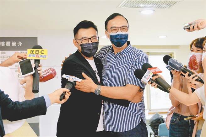 立委江启臣（左）与国民党主席朱立伦（右）。（资料照）