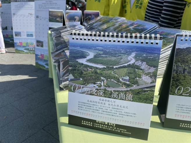 台南涌言会今天发表「前进2022月历」。（曹婷婷摄）