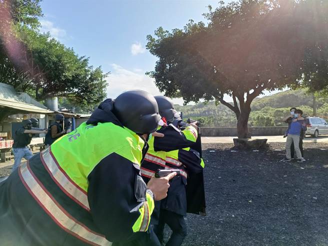 淡水警防抢演练逼真 与三芝农会行员共同守护财产（警方提供／戴上容新北传真）