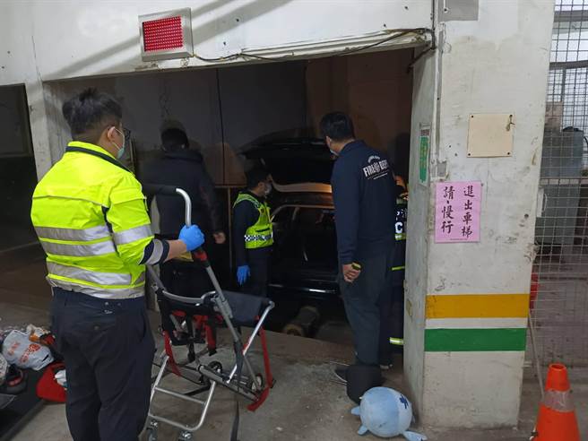 升降机连人带车，由1楼坠落至地下2楼。（读者提供／张妍溱台中传真）