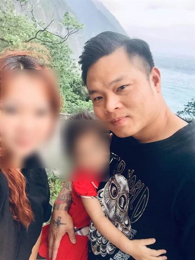 陈修将与妻子从事殡葬业，曾说女儿是投胎来报恩，一家三口幸福恩爱的画面已不復见。（资料照）