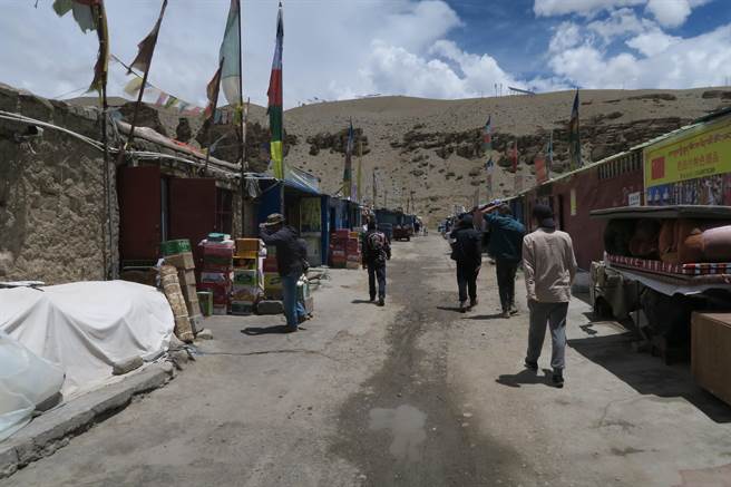 中国外交部网站消息，国务委员兼外长王毅8日在尼泊尔重建国际会议上发表题为《守望相助 命运与共 共创美好未来》视频讯讲话，王毅承诺，中方将扎实推进两国跨境铁路专案可研工作，完善跨喜马拉雅立体互联互通网路。（中新社）