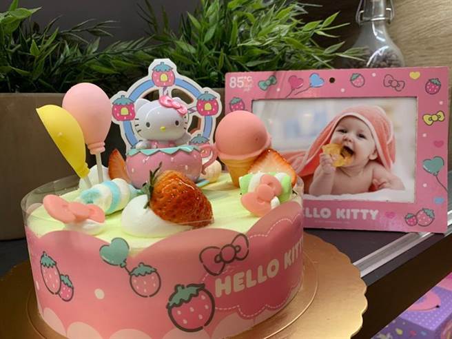 85度C与三丽鸥第六年合作推出四款Hello Kitty和My Melody联名蛋糕，打造甜蜜梦幻乐园。图／85度C提供
