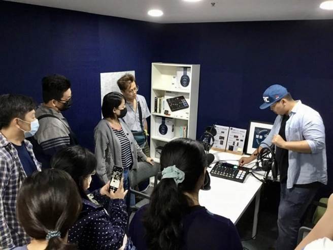 英特芮飛科技成立「聲音噪咖」團隊，致力打造南台灣專屬Podcast品牌。（青年局提供）