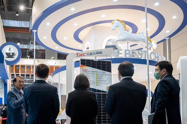 蔡英文總統昨(8)日出席「2021台灣國際智慧能源週開幕典禮」(總統府提供)