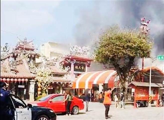 今中午距嘉义县朴子市配天宫仅一条小巷之隔的砖造平房起火燃烧，目前火势已扑灭。（取自「东石之美」脸书∕吕妍庭嘉义传真）