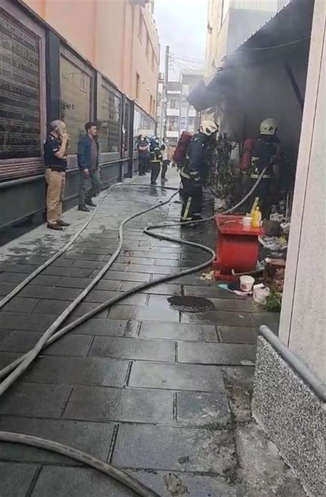 今中午距嘉义县朴子市配天宫仅一条小巷之隔的砖造平房起火燃烧，目前火势已扑灭。（取自「东石之美」脸书∕吕妍庭嘉义传真）