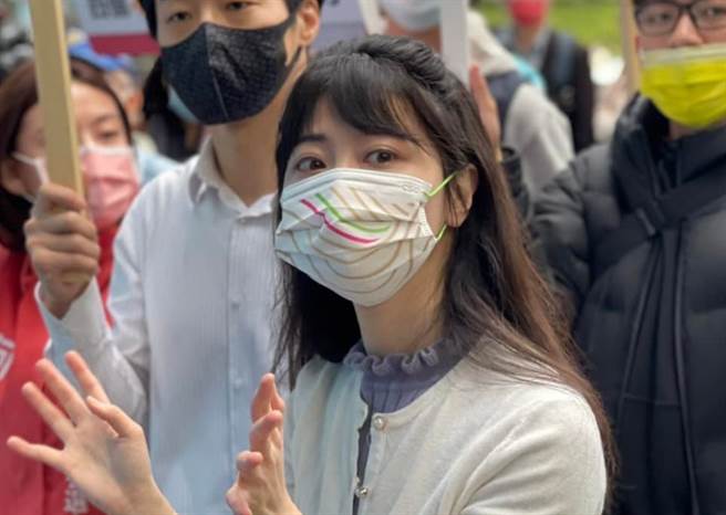 高嘉瑜9日上午和民进党台北市党部主委吴怡农、立委何志伟及林昶佐等人宣传1218公投。（图／摘自高嘉瑜脸书）