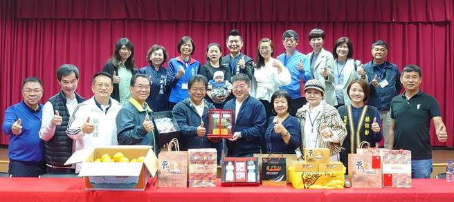 台南市議長郭信良（前台左五）帶領議會30位議員，在花蓮縣議會合影。（讀者提供／程炳璋台南傳真）