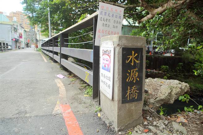 新北市永和区大排水沟日前发现1具头颅与四肢都被切除的遗体，永和分局经过滤大量沿途监视器影像，锁定54岁符姓男子涉案，警方8日晚间逮捕符嫌，犯嫌所称丢弃尸体的水源桥头恰好贴着「偷丢垃圾 神明在看」的告示。（张铠乙摄）