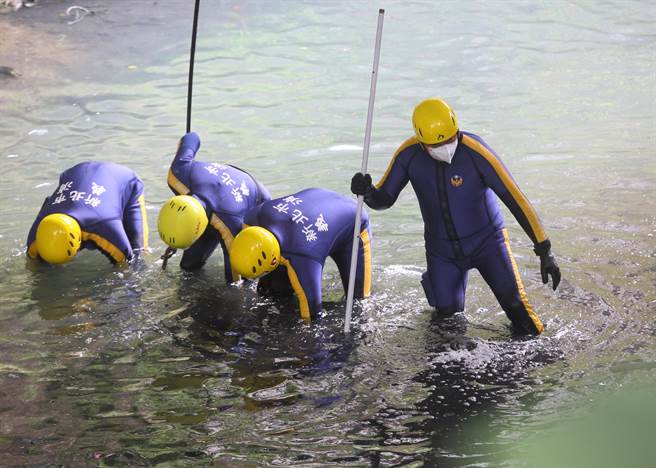 新北市永和区大排水沟日前发现1具头颅与四肢都被切除的遗体，永和分局经过滤大量沿途监视器影像，锁定54岁符姓男子涉案，警方8日晚间逮捕符嫌，9日新北市义消人员在排水沟搜寻死者的残肢、头颅与作案用的凶器。（张铠乙摄）