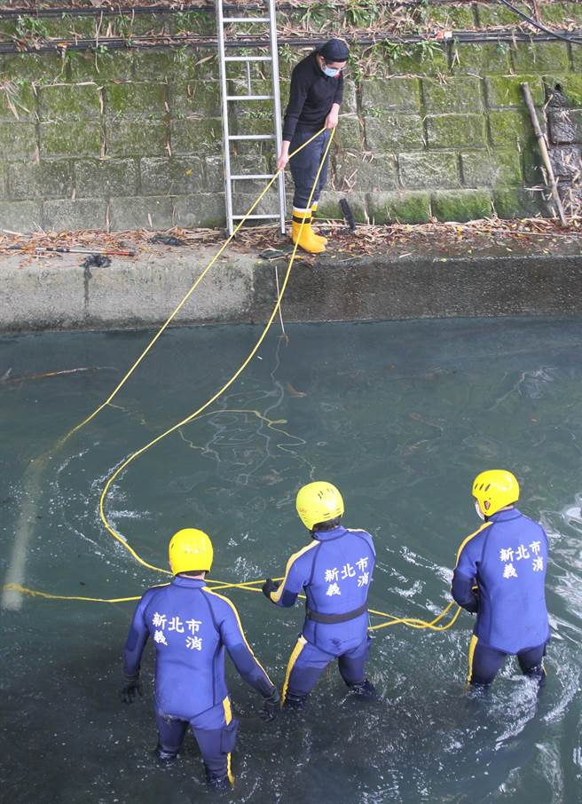新北市永和区大排水沟日前发现1具头颅与四肢都被切除的遗体，永和分局经过滤大量沿途监视器影像，锁定54岁符姓男子涉案，警方8日晚间逮捕符嫌，9日新北市义消人员在排水沟搜寻死者的残肢、头颅与作案用的凶器。（张铠乙摄）