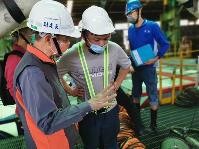 劳工局检查有无落实局限空间作业安全。（高雄劳工局提供／洪靖宜高雄传真）