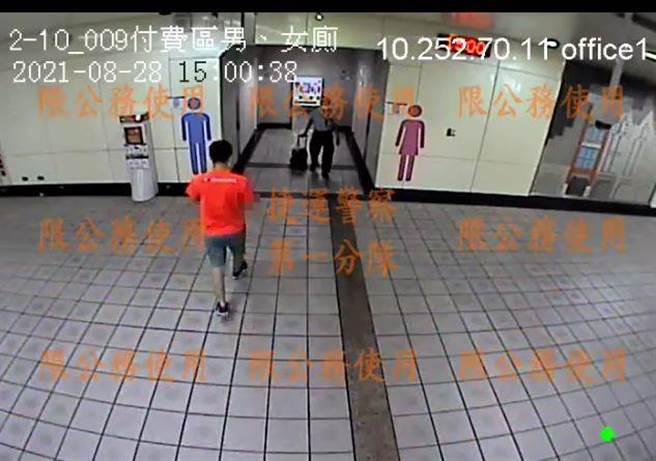 31歲葉姓計程車司機，時常在民權西路站排班，利用人潮稀少的時候如廁，因一時好奇衝動，尾隨23歲陽光型男進入廁所偷拍。（翻攝影片）