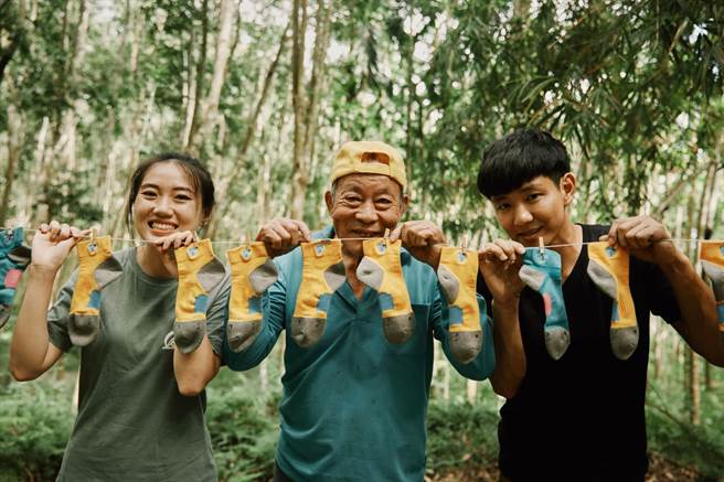 花蓮縣牛犁社區交流協會2年前推出符合長輩需求的「山海襪」，廣獲好評，經不斷改良，現又推出更具機能性第三代襪子，讓長者穿得更舒適、用得更開心。（牛犁社區發展協會提供／羅亦晽花蓮傳真）