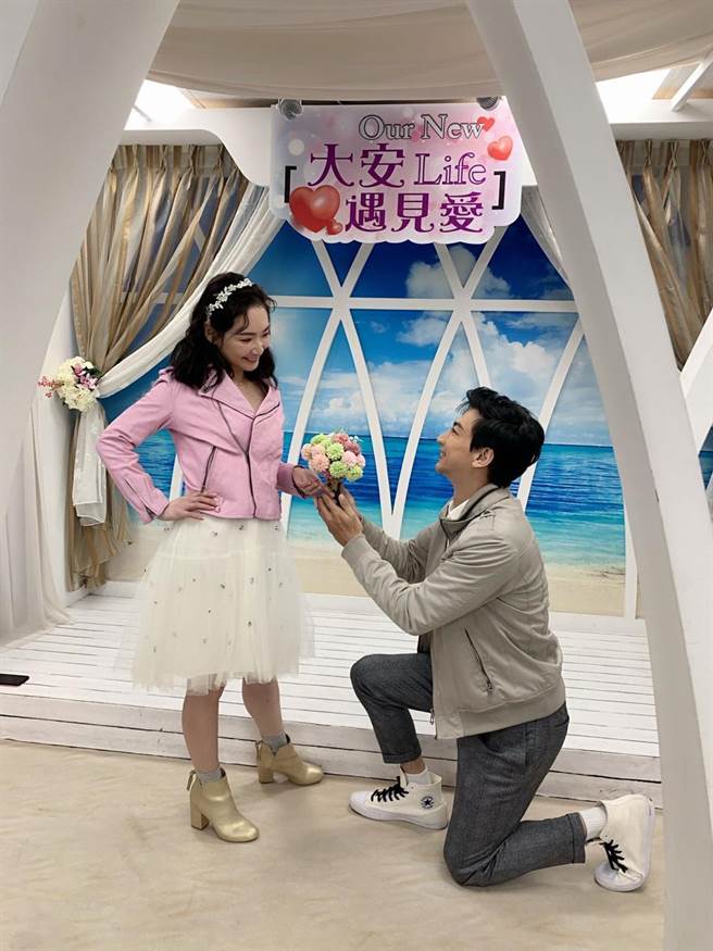 林琮轩当场下跪求婚。（源鑛娱乐提供）