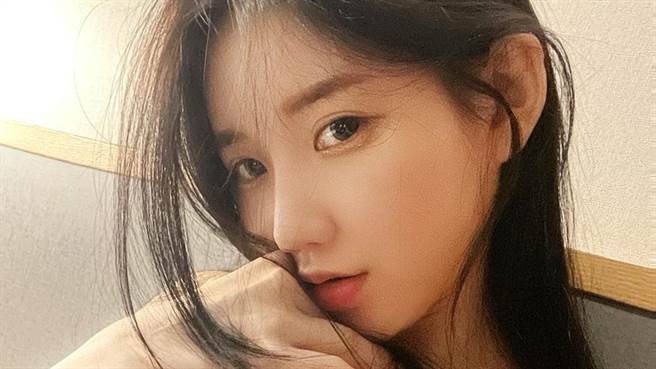  MIU近日在IG上晒出多张辣照，吸引目光。（图／IG@2km2km）