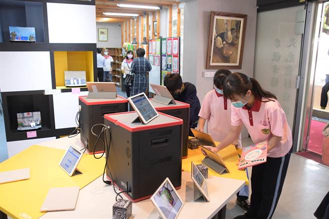 埤头国中是县内第三座「数位爱的书库」，共有30台平板电脑供学生使用。（谢琼云摄）