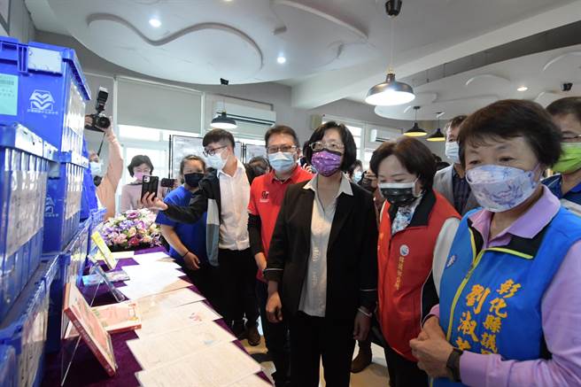 彰化县议员刘淑芳（右起）、埤头乡长杜懿彩与彰化县长王惠美等人，参观埤头国中数位爱的书库建置环境。（谢琼云摄）