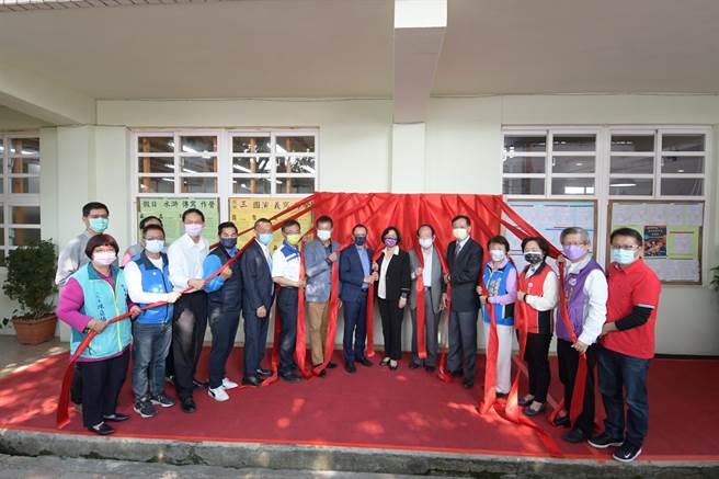 彰化县埤头国中、合兴国小和宝山国小等，3所中小学设置爱的书库，9日在埤头国中举办联合揭牌启用典礼。（谢琼云摄）