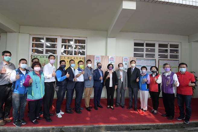 彰化县埤头国中、合兴国小和宝山国小等，3所中小学设置爱的书库，9日在埤头国中举办联合揭牌启用典礼。（谢琼云摄）