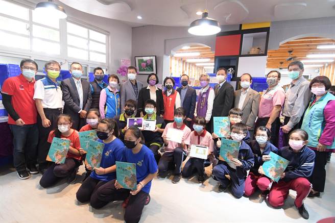 彰化县埤头国中、合兴国小和宝山国小等，3所中小学设置爱的书库，9日在埤头国中举办联合揭牌启用典礼。（谢琼云摄）