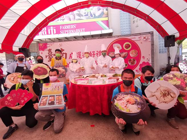 台南庇护工场年菜预购起跑，黄伟哲邀民眾享美食助公益。（刘秀芬摄）