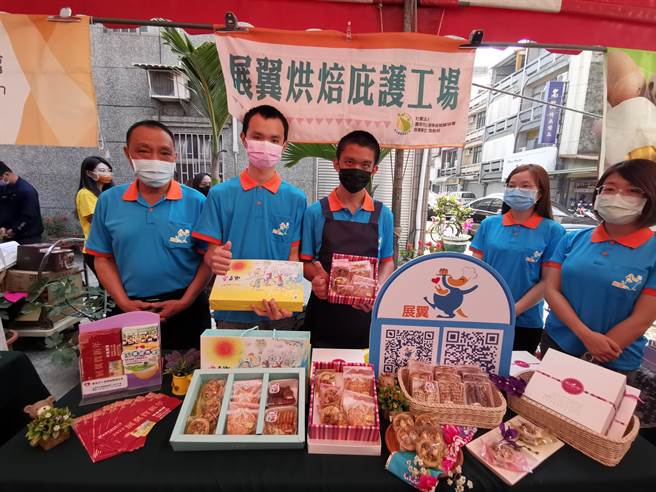 台南庇护工场年菜预购起跑，展翼烘焙庇护工场伴手礼新推出焦糖坚果塔、酥脆手工饼乾。（刘秀芬摄）