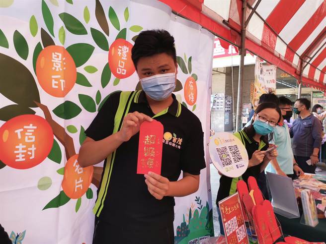 台南庇护工场年菜预购起跑，吉茂庇护工场推出时下最夯吉祥红包袋。（刘秀芬摄）