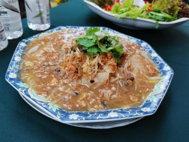 台南庇护工场年菜预购起跑，锦霞楼今年特别为庇护工场研发黄金西鲁肉新菜色。（刘秀芬摄）