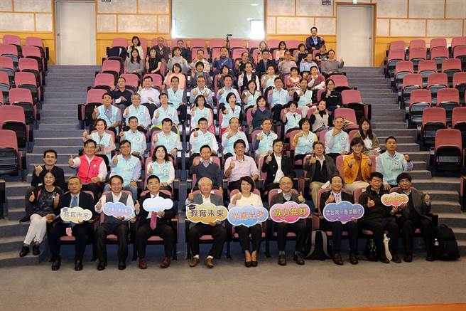 嘉义市政府与国家教育研究院签约合作，推展108课纲发展课程。（嘉义市政府提供／廖素慧嘉市传真）