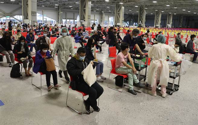 明年1月1日起，全國26種從業人員須完成兩劑疫苗接種，遭民眾反應政策太倉促，莊人祥表示，當初就有規範第一劑疫苗接種須達6至8成，認為在一定基礎上要達標較為容易，而非倉促拍板。（圖／示意圖，記者劉宗龍攝影）