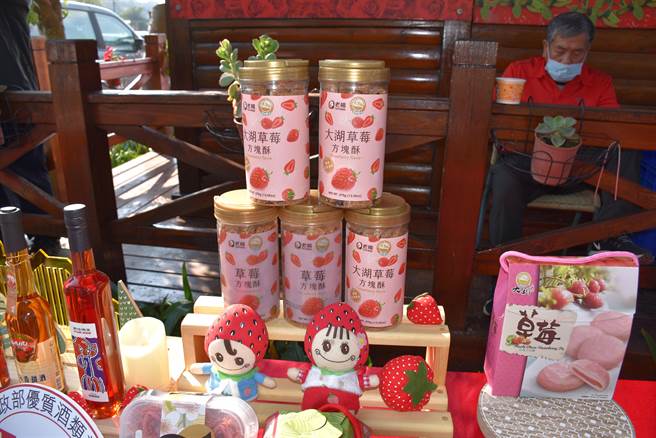 嘉義知名老楊方塊酥與大湖鄉農會合作首度推草莓方塊酥。（謝明俊攝）