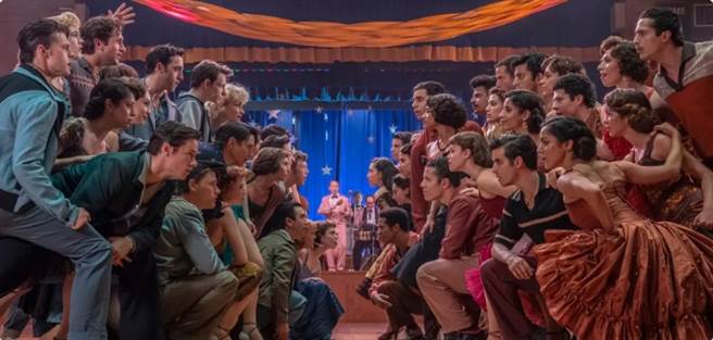 《西城故事》描述白人青年「噴射幫」，與波多黎各移民組成的「鯊魚幫」間的愛恨情仇（圖／迪士尼提供）