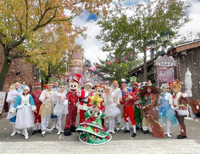 耶诞老公公和糖果精灵在缤纷大道上欢庆耶诞派对参加游行。（六福村提供）