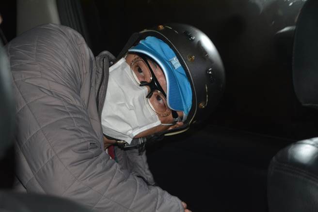 新北市符姓男子（图）涉嫌杀害父亲后，支解并弃尸。永和警分局9日凌晨在符嫌住处将他逮捕，并拘提押解到警分局询问，以厘清案情与犯案动机。（图／中央社）
