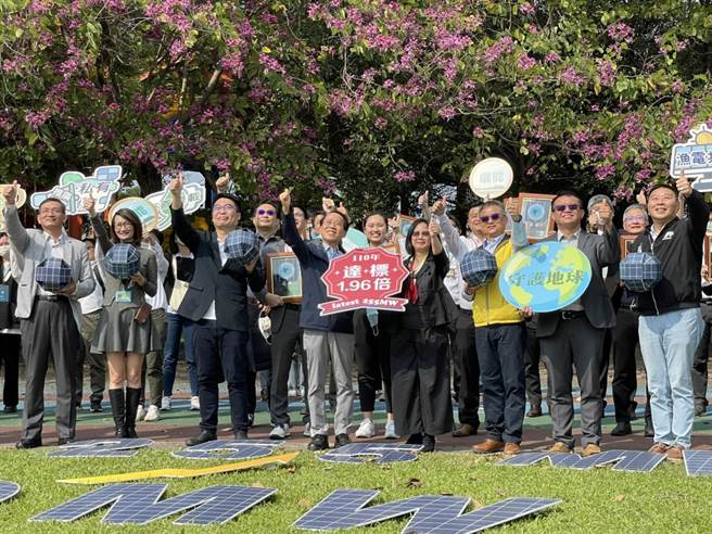 高雄市副市长林钦荣9日特地到获得「高雄光电智慧建筑标章」金奖的八卦国小进行颁证活动。（洪浩轩摄）