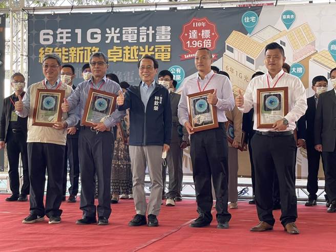 高雄市副市长林钦荣9日特地到获得「高雄光电智慧建筑标章」金奖的八卦国小进行颁证活动。（洪浩轩摄）
