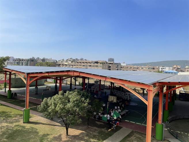 八卦国小光电风雨球场荣获「高雄光电智慧建筑标章」金奖。（洪浩轩摄）